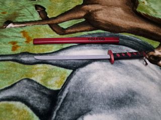 Katana pequeña de madera