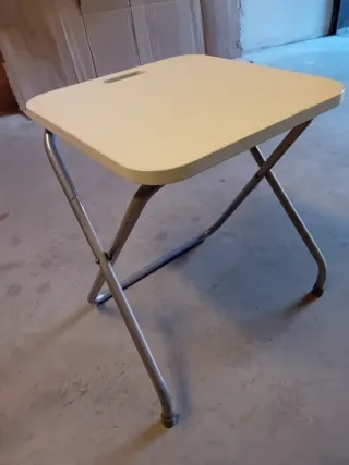 Taburete ancho plegable beige y plata