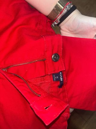 Pantalones vaqueros rojos ajustados