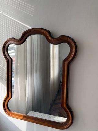 Specchio in legno con cornice curva