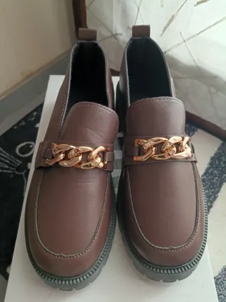 Mocassini marroni con catena oro