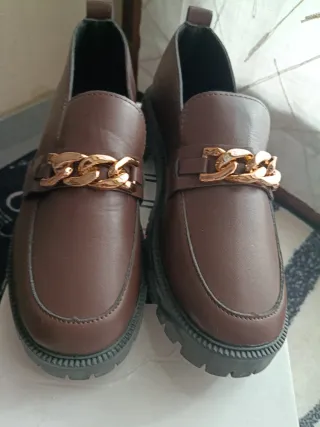 Mocassini marroni con catena oro