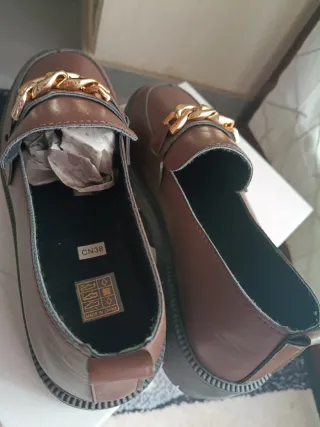 Mocassini marroni con catena oro