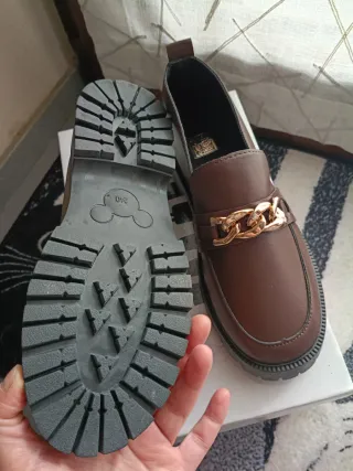 Mocassini marroni con catena oro