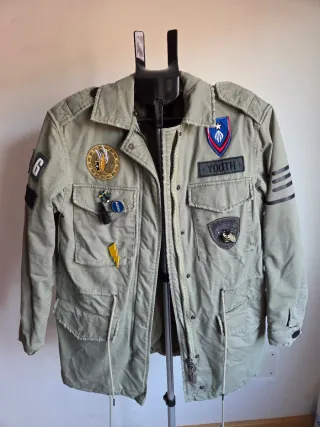 Abrigo verde militar con parches