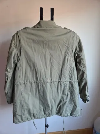 Abrigo verde militar con parches