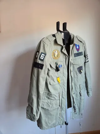 Abrigo verde militar con parches