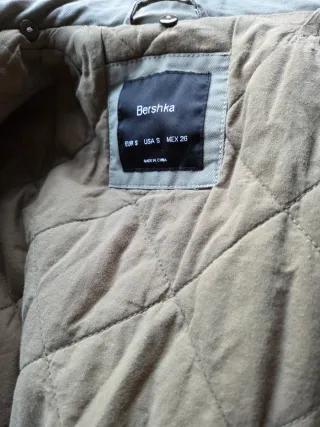 Abrigo verde militar con parches