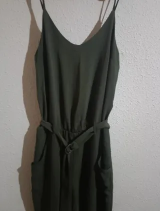 Mono verde militar con cinturón