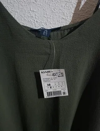 Mono verde militar con cinturón