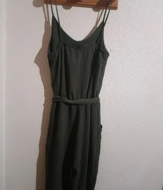 Mono verde militar con cinturón