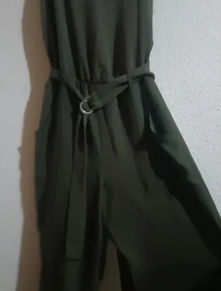 Mono verde militar con cinturón