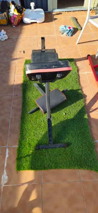 Banco de gimnasio para abdominales, pesas.