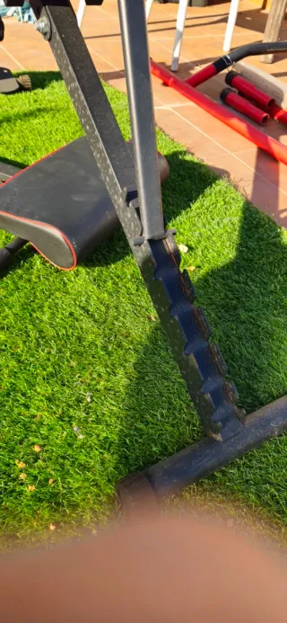 Banco de gimnasio para abdominales, pesas.