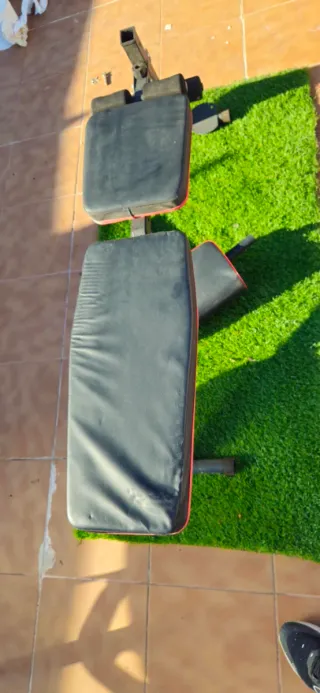 Banco de gimnasio para abdominales, pesas.