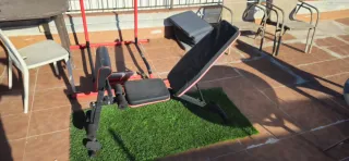 Banco de gimnasio para abdominales, pesas.