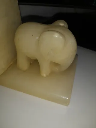 Elefante di pietra beige pesa