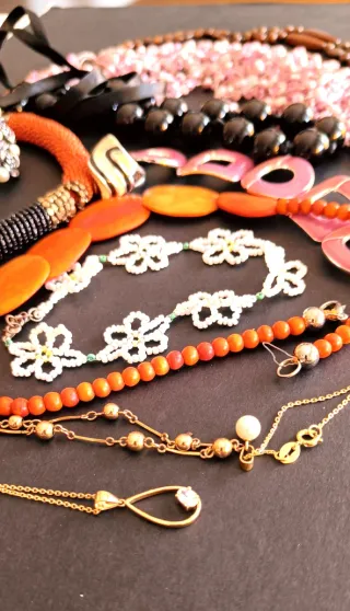 Lote Bisutería Collares y Broches