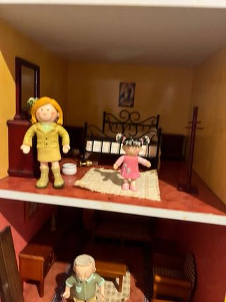 Casita de muñecas con familia y mobiliario