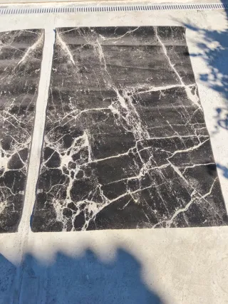 Alfombra estilo mármol gris y blanco