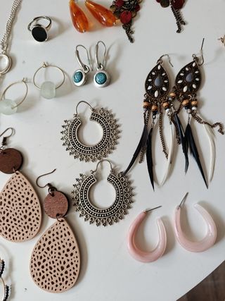 15 Pendientes, 3 Pulseras, 2 Collares, 1 Anillo