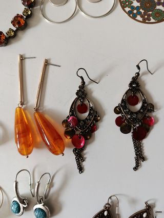 15 Pendientes, 3 Pulseras, 2 Collares, 1 Anillo