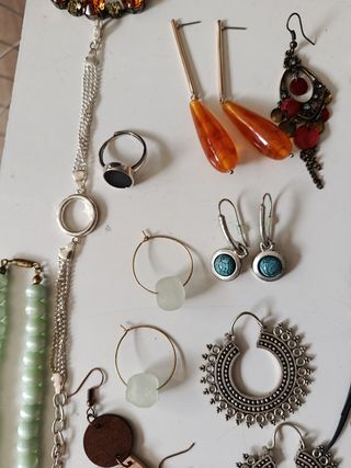 15 Pendientes, 3 Pulseras, 2 Collares, 1 Anillo