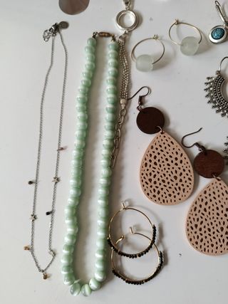 15 Pendientes, 3 Pulseras, 2 Collares, 1 Anillo