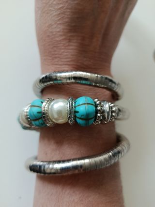 15 Pendientes, 3 Pulseras, 2 Collares, 1 Anillo