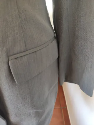 Elegante traje levita talla 44 gris