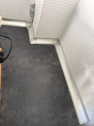 Cocina completa con grifo y encimera.