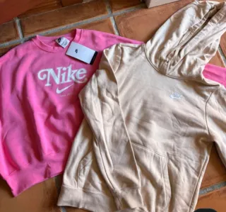 Lote Nike: Sudadera Rosa y Sudadera Beige