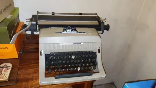 Máquina de escribir Olivetti LINEA 90