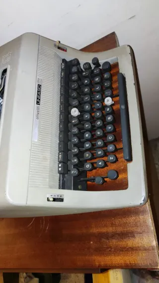 Máquina de escribir Olivetti LINEA 90