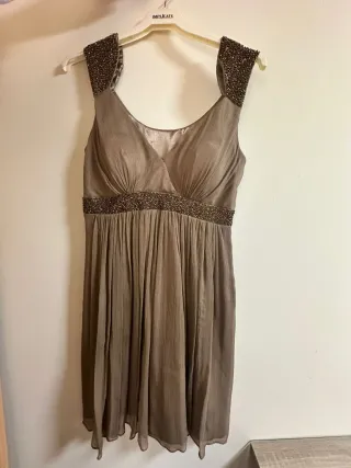 Vestido de fiesta marrón con pedrería