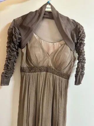 Vestido de fiesta marrón con pedrería
