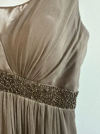 Vestido de fiesta marrón con pedrería
