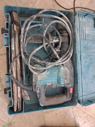 Martillo demoledor Makita con cinceles