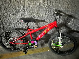 Bicicleta infantil roja