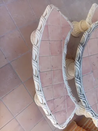 Mesa y bancos de piedra con azulejos