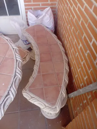 Mesa y bancos de piedra con azulejos