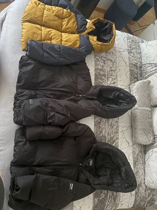 Cazadoras niño negro y amarillo talla 5/6 y 6/7.