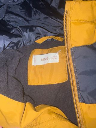 Cazadoras niño negro y amarillo talla 5/6 y 6/7.