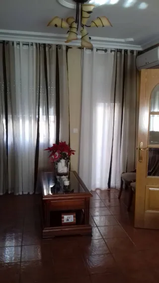 Mesa de comedor redonda y vitrina