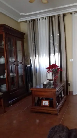 Mesa de comedor redonda y vitrina