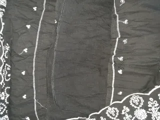 Falda larga bordada negra