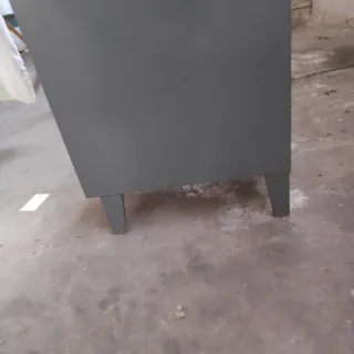 Taquilla metálica gris con espejo