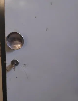 Taquilla metálica con espejo interior en la puerta