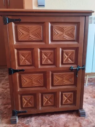 Mueble de madera tallada