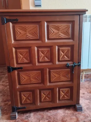 Mueble de madera tallada
